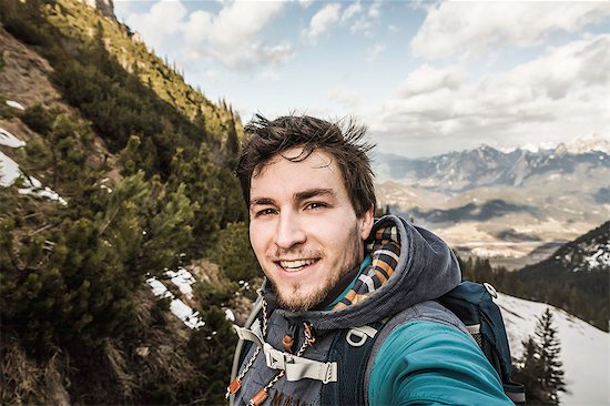 Self portrait of young man in mountains, Hundsarschjoch, Vils, Bavaria, Germany Photographie de stock - Premium Libres de Droits, Le code de l’image : 649-07804661