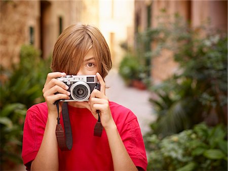 spiegelreflexkamera - Portrait of boy photographing village street using SLR camera, Majorca, Spain Photographie de stock - Premium Libres de Droits, Code: 649-07804679