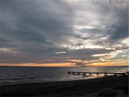 Sea and silhouetted pier at sunrise, Oland, Sweden Photographie de stock - Premium Libres de Droits, Code: 649-07804821