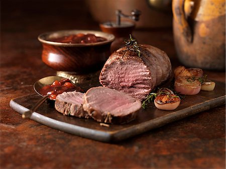 simple meal - Christmas dinner. Venison rump with mulled winter fruit sauce and red onions Foto de stock - Sin royalties Premium, Código: 649-07804845