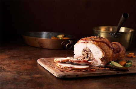 simsearch:649-06830136,k - Christmas dinner. Oakham chicken with pork, bramley apple & cranberry stuffing.  Carrots, courgettes, chopped herbs and rosemary bacon Foto de stock - Sin royalties Premium, Código: 649-07804847