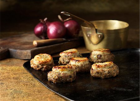 simsearch:649-07804848,k - Festive Christmas ingredients of pork & wild mushroom stuffing with red onions Foto de stock - Sin royalties Premium, Código: 649-07804859