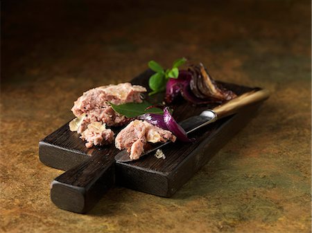 simsearch:649-06830136,k - Christmas snack of chicken & ham terrine with red onions, bay and basil leaves on chopping board Foto de stock - Sin royalties Premium, Código: 649-07804852