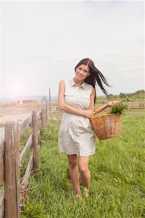 simsearch:649-07804887,k - Young woman with basket of vegetable on field, Roznov, Czech Republic Stockbilder - Premium RF Lizenzfrei, Bildnummer: 649-07804884