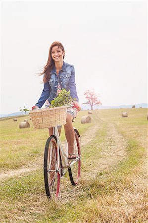 Teenager riding bicycle on field, Roznov, Czech Republic Foto de stock - Sin royalties Premium, Código: 649-07804883