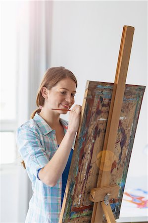 simsearch:649-07804888,k - Female artist painting at easel Foto de stock - Royalty Free Premium, Número: 649-07804890