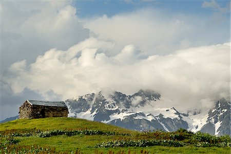 establo - Barn on hill and distant mountains, Mazeri village, Svaneti, Georgia Foto de stock - Sin royalties Premium, Código: 649-07804954