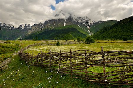 Hand woven fence and distant mountains, Mazeri village, Svaneti, Georgia Photographie de stock - Premium Libres de Droits, Code: 649-07804950