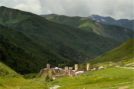 Distant view of old Svanetian towers in valley, Ushguli village, Svaneti, Georgia Photographie de stock - Premium Libres de Droits, Code: 649-07804968