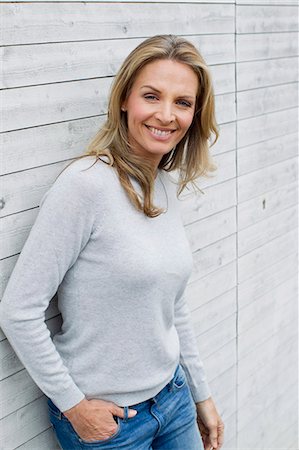 Mature woman by clapboard wall, portrait Stockbilder - Premium RF Lizenzfrei, Bildnummer: 649-07805009