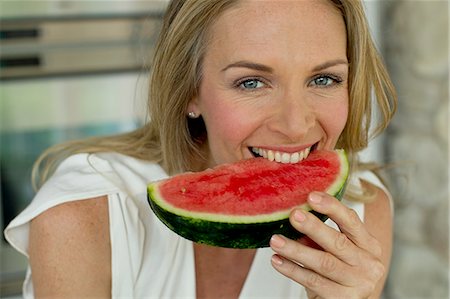 Mature woman biting watermelon Stockbilder - Premium RF Lizenzfrei, Bildnummer: 649-07805000