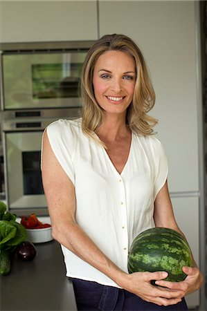 Mature woman holding watermelon Photographie de stock - Premium Libres de Droits, Code: 649-07805002