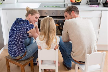 Family watching oven Stock Photo - Premium Royalty-Free, Code: 649-07805051