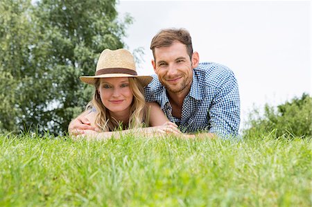 simsearch:649-07239777,k - Mid adult couple lying on grass, portrait Photographie de stock - Premium Libres de Droits, Code: 649-07805091