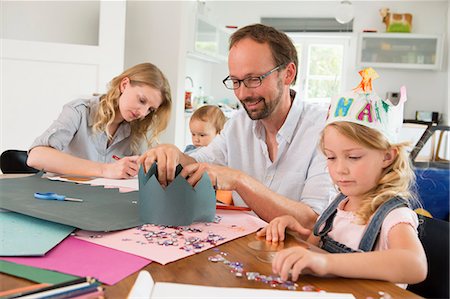 family card - Family making paper crowns Stock Photo - Premium Royalty-Free, Code: 649-07805109