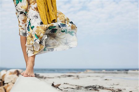 equilibrio - Young womans legs walking along cement block on beach, Cape Town, Western Cape, South Africa Foto de stock - Sin royalties Premium, Código: 649-07803282