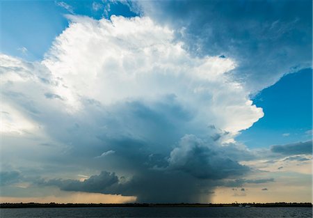 prédiction - Ominous storm cloud over lake, Sneek, Friesland, the Netherlands Photographie de stock - Premium Libres de Droits, Code: 649-07803361