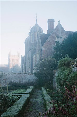 Kitchen garden of grand house on frosty morning Photographie de stock - Premium Libres de Droits, Code: 649-07803384