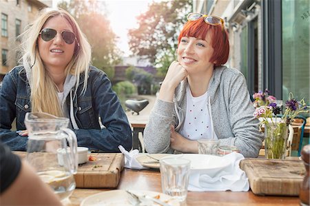 Friends having lunch by canal Foto de stock - Sin royalties Premium, Código: 649-07803403