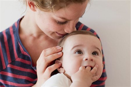 Mother nuzzling baby boy on head Photographie de stock - Premium Libres de Droits, Code: 649-07803518