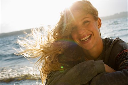 Woman all wrapped up on windy beach Foto de stock - Sin royalties Premium, Código: 649-07803529