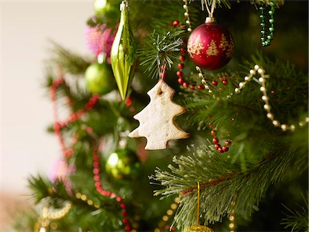 simsearch:649-08548208,k - Close up of christmas tree with baubles and christmas biscuits Photographie de stock - Premium Libres de Droits, Code: 649-07803610