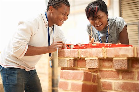 Two college students using spirit level in bricklaying workshop Stockbilder - Premium RF Lizenzfrei, Bildnummer: 649-07803639