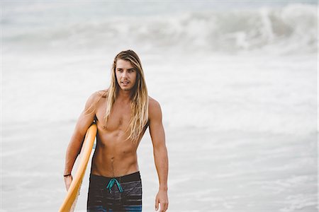 single caucasian male 25 years old active - Australian surfer with surfboard, Bacocho, Puerto Escondido, Mexico Stock Photo - Premium Royalty-Free, Code: 649-07803693