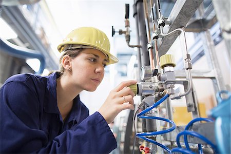 Female engineer checking cables on industrial machinery Fotografie stock - Premium Royalty-Free, Codice: 649-07803720