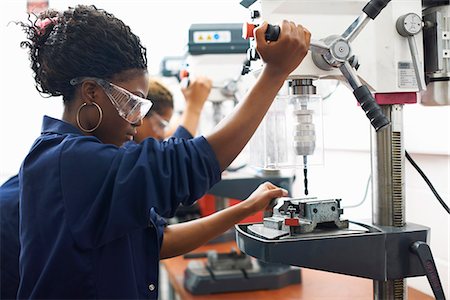 practicing - Students using drilling machines in college workshop Photographie de stock - Premium Libres de Droits, Code: 649-07803900