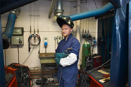 Portrait of male student welder in college workshop Photographie de stock - Premium Libres de Droits, Code: 649-07803911