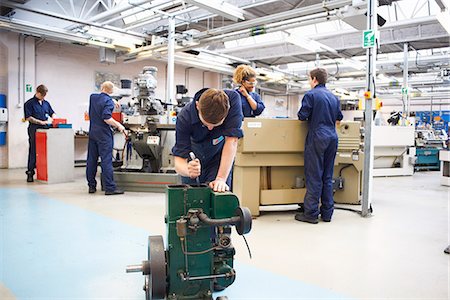 students teenagers - Male student sharpening tools in college workshop Foto de stock - Sin royalties Premium, Código: 649-07803912