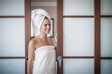 serviette (salle de bain) - Young woman with towel on head Photographie de stock - Premium Libres de Droits, Code: 649-07904903