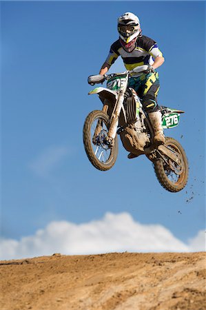 Young male motocross racer jumping muddy hill Foto de stock - Sin royalties Premium, Código: 649-07905005