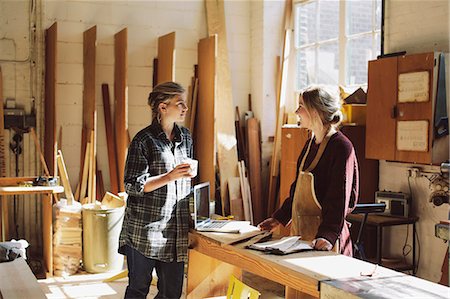 Two craftswomen drinking coffee in pipe organ workshop Photographie de stock - Premium Libres de Droits, Code: 649-07905026