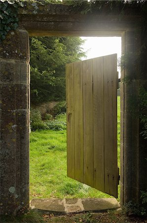 protect nobody detail - Open gate from walled garden Stock Photo - Premium Royalty-Free, Code: 649-07905054