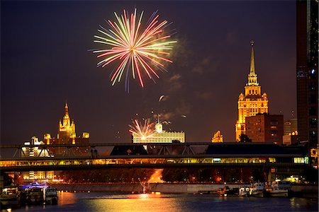 View of fireworks above White House and Bagration bridge  at night, Moscow, Russia Fotografie stock - Premium Royalty-Free, Codice: 649-07905098