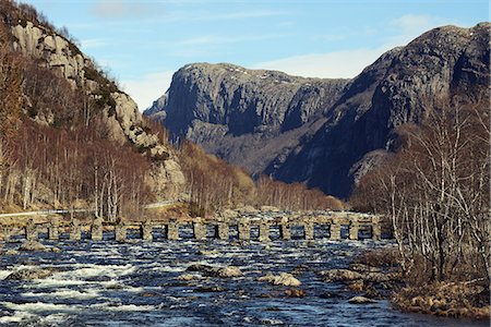 simsearch:614-08119459,k - Old footbridge crossing river, Rogaland County, Norway Foto de stock - Royalty Free Premium, Número: 649-07905090