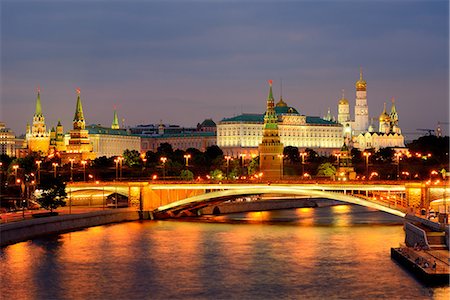 View of Kremlin towers and the Bolshoy Kamenny bridge over Moskva river at night, Moscow, Russia Photographie de stock - Premium Libres de Droits, Code: 649-07905091