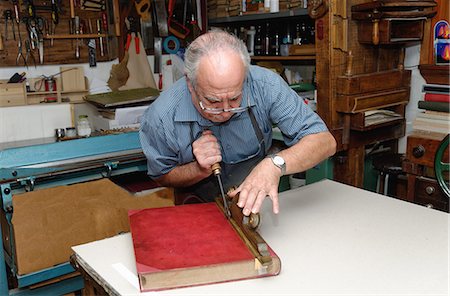 simsearch:649-07905311,k - Senior man restoring book in traditional bookbinding workshop Photographie de stock - Premium Libres de Droits, Code: 649-07905315