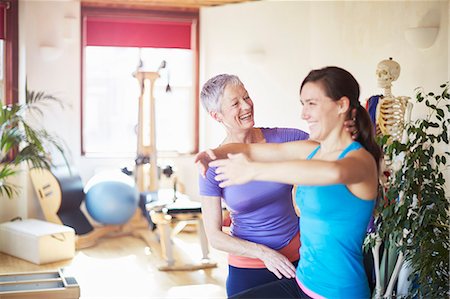 simsearch:649-07905351,k - Young female student practicing with tutor in pilates gym Photographie de stock - Premium Libres de Droits, Code: 649-07905371