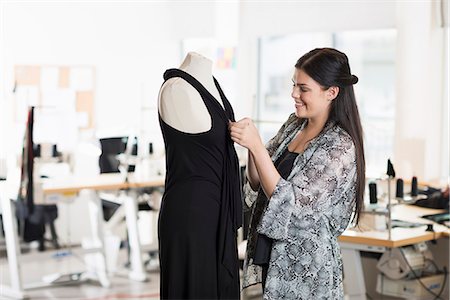 simsearch:614-06718498,k - Young seamstress fitting dress on tailors dummy in workshop Foto de stock - Sin royalties Premium, Código: 649-07905514