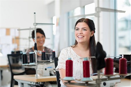 simsearch:649-07905510,k - Portrait of young seamstress using sewing machine in workshop Photographie de stock - Premium Libres de Droits, Code: 649-07905513