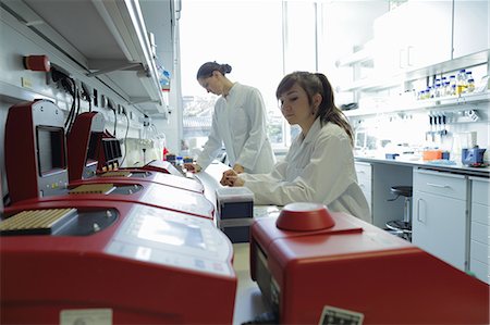 Biology lab technicians at work Stock Photo - Premium Royalty-Free, Code: 649-07905569