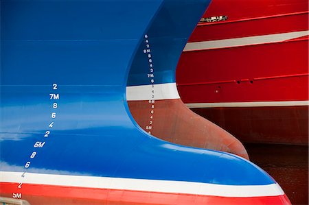 red de pesca - Close up of three painted fishing boats Photographie de stock - Premium Libres de Droits, Code: 649-07905638