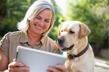 simsearch:649-07280758,k - Woman and dog looking at digital tablet Foto de stock - Sin royalties Premium, Código: 649-07905708