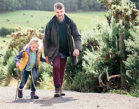 Father and daughter hiking up rural road Stockbilder - Premium RF Lizenzfrei, Bildnummer: 649-07905734