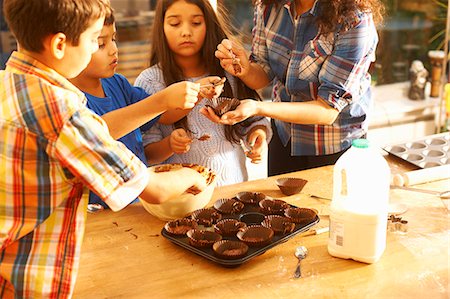 Mother and children baking in kitchen Photographie de stock - Premium Libres de Droits, Code: 649-08004028