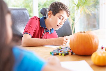 Siblings drawing at dining table Photographie de stock - Premium Libres de Droits, Code: 649-08004038