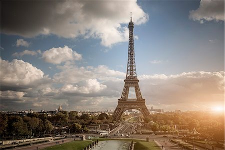 View of park and Eiffel Tower, Paris, France Photographie de stock - Premium Libres de Droits, Code: 649-08004268